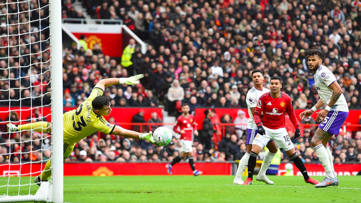 世界杯赛事直播app入口-豪门悲喜夜：曼联3-1维拉跻身前3 利物浦1-1惨遭热刺绝平 巴萨5-2